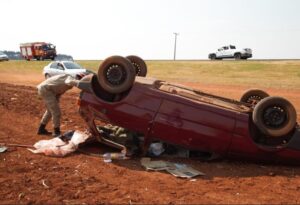 O motorista de Volkswagen Gol, de 30 anos, capotou seu veículo na manhã desta quinta-feira (8) e foi socorrido com suspeita de traumatismo craniano.