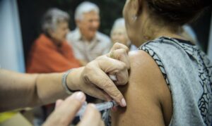 Idosos são vacinados em estação de metrô em Brasília, durante o dia D da Campanha Nacional de Vacinação contra Gripe de 2014 que começou na última terça-feira (22) vai até 9 de maio