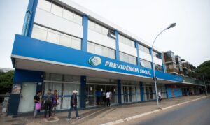 Servidores do Instituto Nacional do Seguro Social (INSS) entraram em greve por tempo indeterminado. Eles reivindicam reajuste salarial de 27,5% e melhores condições de trabalho