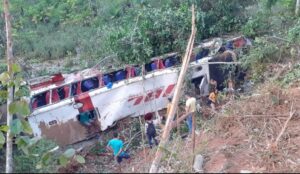 Ônibus cai em abismo na BR-222