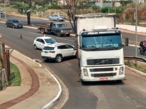 Alça de acesso da Ricardo Brandão para a Ceará interditada depois de acidente com carreta