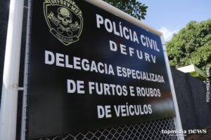 Mulher vai registrar roubo de carro e acaba sendo autuada