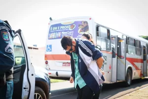 Homem esfrega pênis em jovem no ônibus e é detido