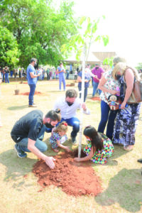 Hospital Regional homenageia servidores vítimas da COVID-19 com plantio de mudas de ipês