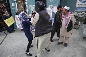 Manifestação de mulheres em Cabul termina com Talibã atirando para o alto