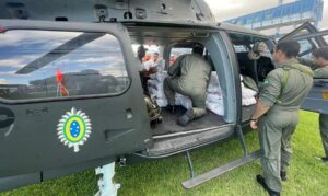 O 2º Batalhão de Aviação do Exército está no sul da #Bahia apoiando os órgãos de Defesa Civil na distribuição de itens de subsistência. Hoje(12/12), transportamos água e alimentos para a população isolada de Jucuruçu.