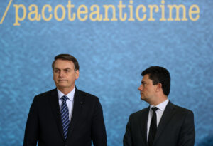 *ARQUIVO* BRASÍLIA, DF, 03.10.2019 - O presidente Jair Bolsonaro com o ministro da Justiça, Sergio Moro, em cerimônia de lançamento da campanha de divulgação do projeto anticrime, em Brasília (DF).