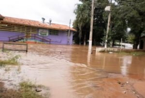 rio coxim nivel de agua transbordamento