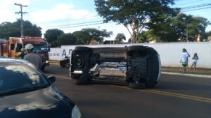 carro capotamento capotado rua antonio maria coelho