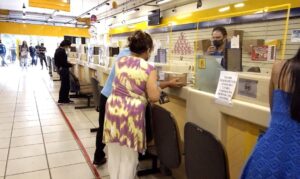 Caminhão dos Correios com entregas de pedidos online