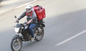 Delivery de comida motoentregador