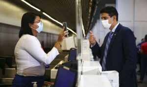 Passageiros testam o Embarque + Seguro, programa de reconhecimento facial para embarque em aeroportos.