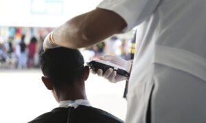 Em comemoração ao Dia Internacional da Juventude, oferece oficinas de beleza, corte de cabelo, design de sobrancelha e esmaltação de unhas