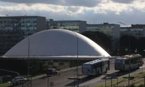 A cúpula menor, voltada para baixo, abriga o Plenário do Senado Federal.