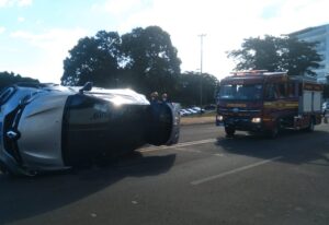 carro capotamento capotado rua antonio maria coelho