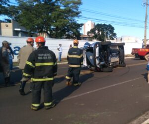 carro capotamento capotado rua antonio maria coelho