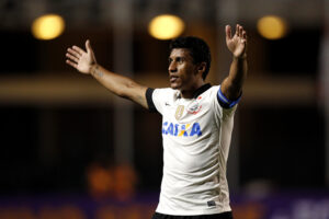 ***ARQUIVO***SÃO PAULO, SP, 25.05.2013 - O volante Paulinho, ídolo do Corinthians, e que retorna ao clube em 2022.