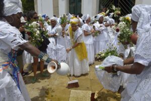 ***ARQUIVO***SALVADOR, BA, 16.01.2014 - Baiana fazem a tradicional lavagem das escadarias do Senhor do Bonfim, em Salvador (BA).