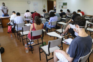 SÃO PAULO, SP, 16/01/2022: FUVEST-2022 - Segunda fase da Fuvest 2022 teve inicio neste domingo com prova de português e redação. Na foto, vestibulandos fazem as provas em sala de aula da USP.