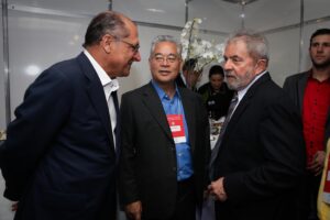 ***ARQUIVO***PALMITAL, SP, 23.07.2014 - O ex-governador de São Paulo Geraldo Alckmin (sem partido) e o ex-presidente Lula (PT) durante evento em Palmital, no interior paulista.