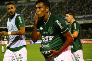 CAMPINAS, SP, 27.01.2022  GUARANI-SÃO PAULO: Jogadores do Guarani comemoram o gol da equipe - Partida entre Guarani e São Paulo, válida pela 1ª rodada do Campeonato Paulista 2022, realizada no estádio Brinco de Ouro da Princesa, em Campinas, no interior de São Paulo, na noite desta quinta-feira.