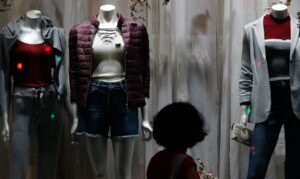 Rio de Janeiro - Vitrine de roupas em loja de rua, comércio no Centro do Rio. (Fernando Frazão/Agência Brasil) Comércio Roupas