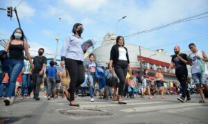 pessoas rua avenida centro aglomeracao gente povo