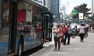 Usuários do transporte público esperam ônibus em ponto da Avenida Paulista durante a fase vermelha da pandemia de covid-19 na capital.