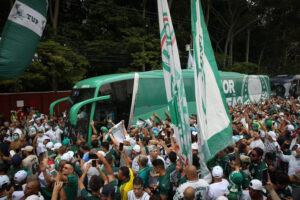 SÃO PAULO, SP, 02.02.2022: FUTEBOL-PALMEIRAS - Equipe de Abel Ferreira viaja nesta quarta-feira, 2, para os Emirados Árabes. O Palmeiras está a caminho do Mundial de Clubes. A delegação deixou a Academia de Futebol na manhã desta quarta-feira com destino ao aeroporto de Guarulhos, onde ruma para os Emirados Árabes. O time contou com uma grande festa na saída do CT.