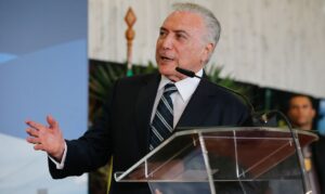 O presidente Michel Temer discursa na cerimônia de assinatura da declaração Presidencial Conjunta Brasil-Paraguai sobre Integração Física, na sede da usina hidrelétrica Itaipu Binacional, em Foz do Iguaçu (PR).