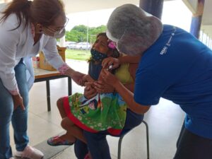 criança vacinando em escola