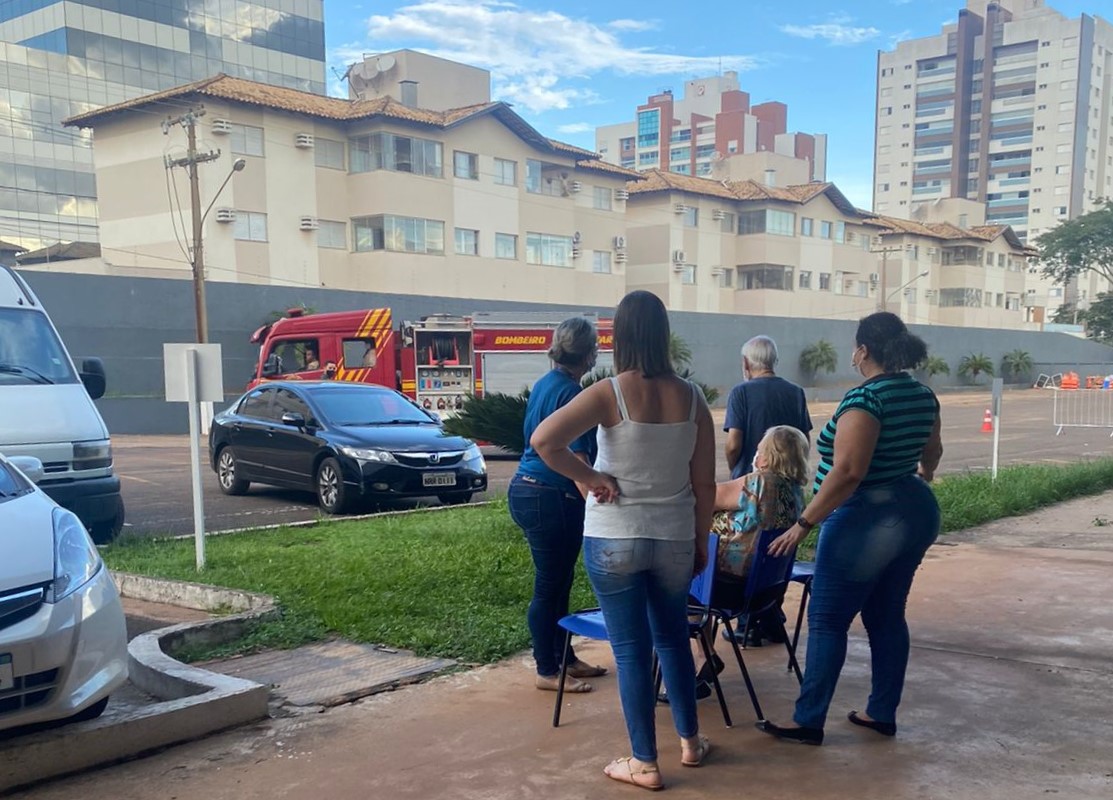 drive-thru albano fraco senhora idosa bateu carro veiculo colisao muro