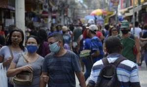 centro pessoas mascara povo populacao rua avenida pandemia aglomeracao covid-19 coronavirus