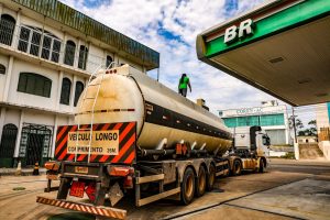 posto de gasolina bombas tanque carro veiculos caminhao distribuidoras