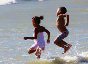 Crianças praia agua