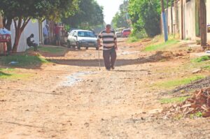 idoso bengala rua sem asfalto