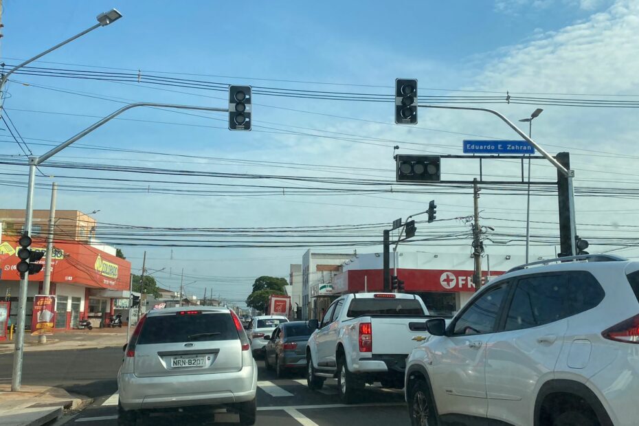 eduardo zahran rua via carros semáforo trânsito