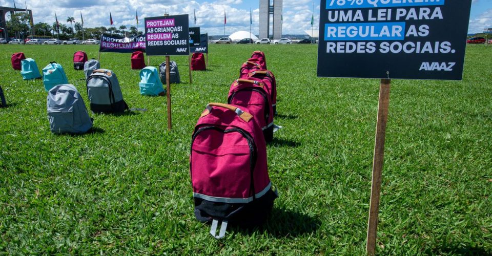 Brasília 02/05/2023 - Avaaz instala 35 mochilas em frente ao Congresso para homenagear 35 vítimas que morreram em massacres escolares desde 2012. Foto: Fabio Rodrigues-Pozzebom/ Agência Brasil