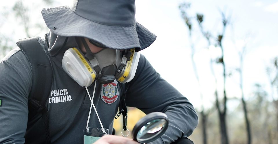 Foto: Andre Borges/Agência Brasília.

Servidores de órgãos ambientais do Distrito Federal e da União aperfeiçoam as habilidades para identificar focos de queimadas. Até sábado (22), 38 inscritos participam do primeiro curso de capacitação em técnicas de perícia, previsto no Plano de Preservação e Combate aos Incêndios Florestais.

Em sete dias de aulas teóricas e práticas, os servidores aprendem a controlar chamas de incêndio e a construir laudos periciais que atestam a origem do fogo.