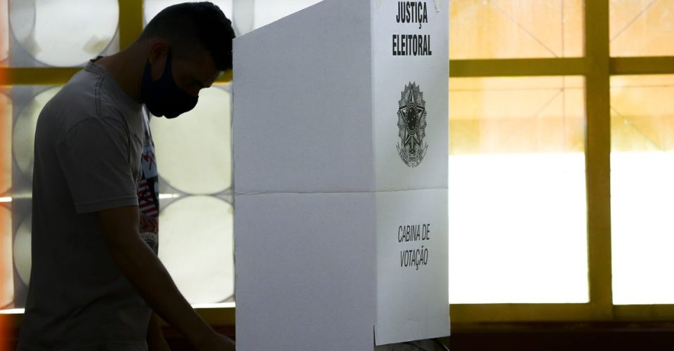 urna voto votação eleições cidadão votando