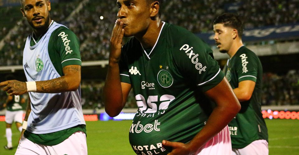 CAMPINAS, SP, 27.01.2022  GUARANI-SÃO PAULO: Jogadores do Guarani comemoram o gol da equipe - Partida entre Guarani e São Paulo, válida pela 1ª rodada do Campeonato Paulista 2022, realizada no estádio Brinco de Ouro da Princesa, em Campinas, no interior de São Paulo, na noite desta quinta-feira.