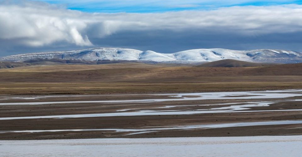 Foto: Rio Tuotuo na Província de Qinghai, noroeste da China, em 15 de junho de 2023. O rio Yangtzé, de 6.300 quilômetros, o maior da China e o terceiro mais longo do mundo, tem três nascentes: os rios Tuotuo e Damqu ao sul, e o rio Qumar ao norte. (Xinhua/Zhang Cheng)