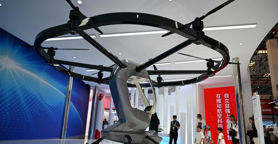 Foto: Um veículo aéreo AR-300 na 6ª Exposição de Helicópteros da China, no Município de Tianjin, norte da China, em 14 de setembro de 2023. (Xinhua/Zhao Zishuo)