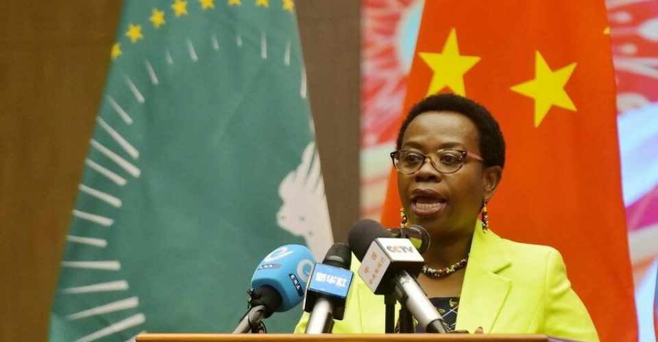 Vice-presidente da Comissão da União Africana (UA), Monique Nsanzabaganwa, fala em evento que marca o 74º aniversário da fundação da República Popular da China (RPC) em Adis Abeba, Etiópia, no dia 26 de setembro de 2023. (Xinhua/Michael Tewelde)