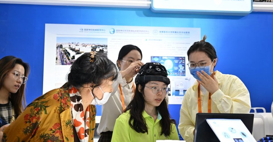 Visitante experimenta sistema de interface cérebro-computador desenvolvido pela China no estande do Hospital Tiantan de Beijing durante a Feira Internacional de Comércio de Serviços da China (CIFTIS) 2023, no Parque de Shougang, na capital do país, em 5 de setembro de 2023. (Xinhua/Li Xin)