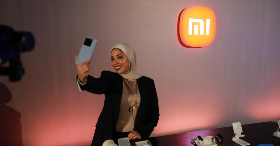 Foto: Convidada posa para foto com smartphone Xiaomi 13T durante cerimônia de lançamento no Grande Museu Egípcio no Cairo, Egito, no dia 8 de outubro de 2023.(Xinhua/Sui Xiankai)