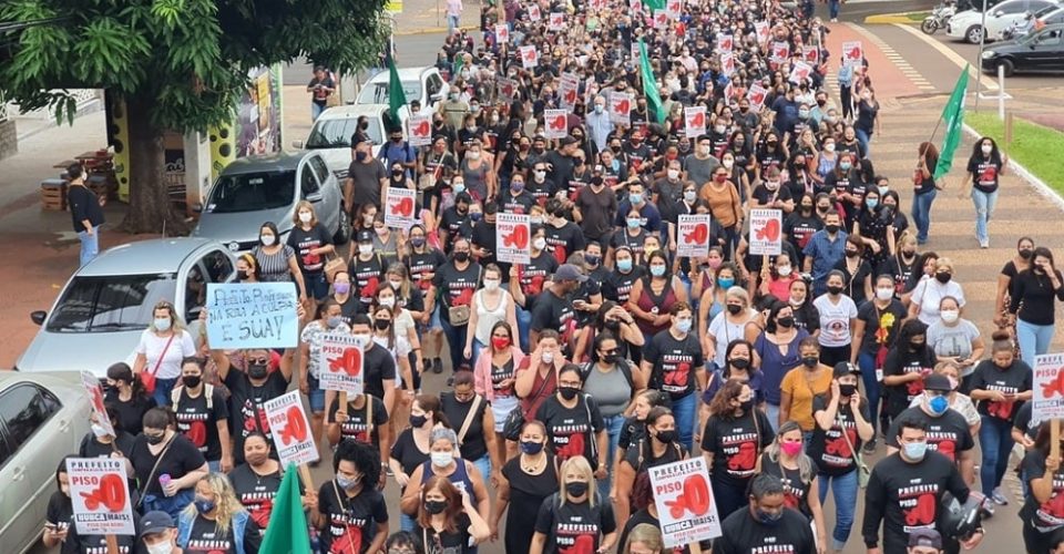 professores municipais servidores publicos reme rede municipal de ensino passeata manifestacao greve paralisacao reajuste campo grande ms prefeito prefeitura marquinhos trad