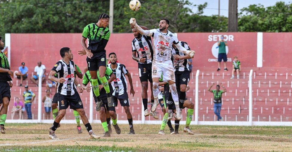 O zagueiro Chicago em lance de dívidida com o goleiro Zé Augusto, na tarde de onttem.  Fotos: Luciano Muta- Fotografia Esportiva/ Direitos Reservados.