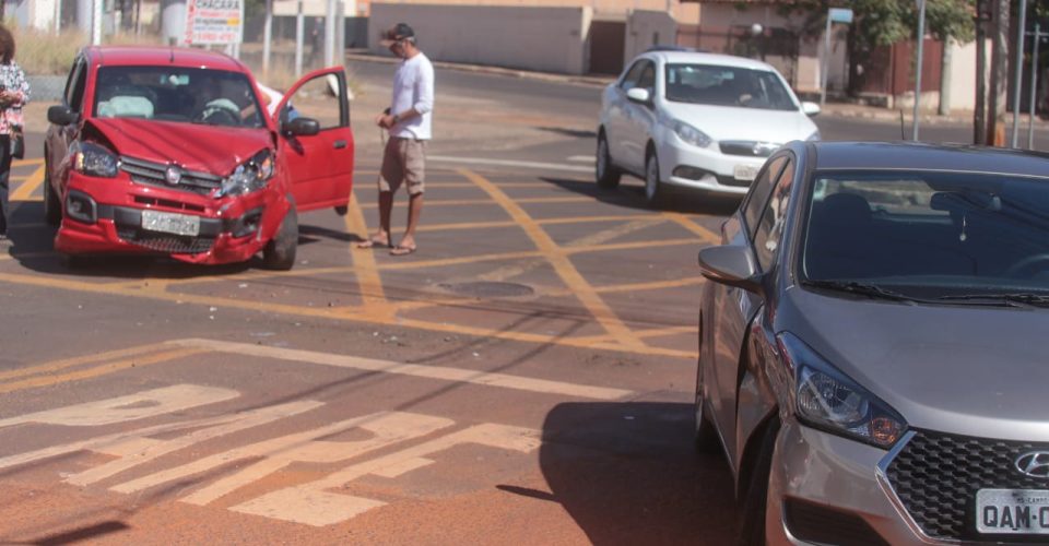 Testemunhas que presenciaram a colisão pararam para ajudar o motorista de aplicativo - Foto: Marcos Maluf