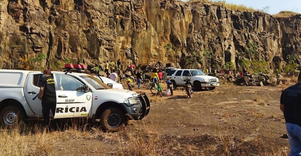 Polícia faz perícia em paradão em que criança foi encontra morta, em Dourados (Foto: Reprodução/Dourados News)